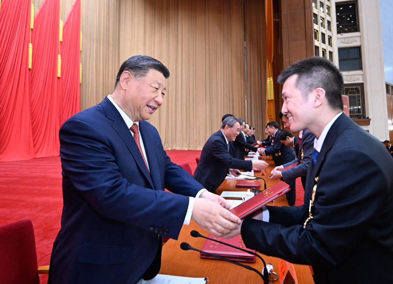 庆祝中华全国总工会成立100周年暨全国劳动模范和先进工作者表彰大会隆重举行 
习近平发表重要讲话「相关图片」