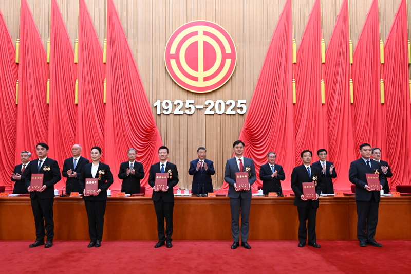 庆祝中华全国总工会成立100周年暨全国劳动模范和先进工作者表彰大会隆重举行 
习近平发表重要讲话「相关图片」