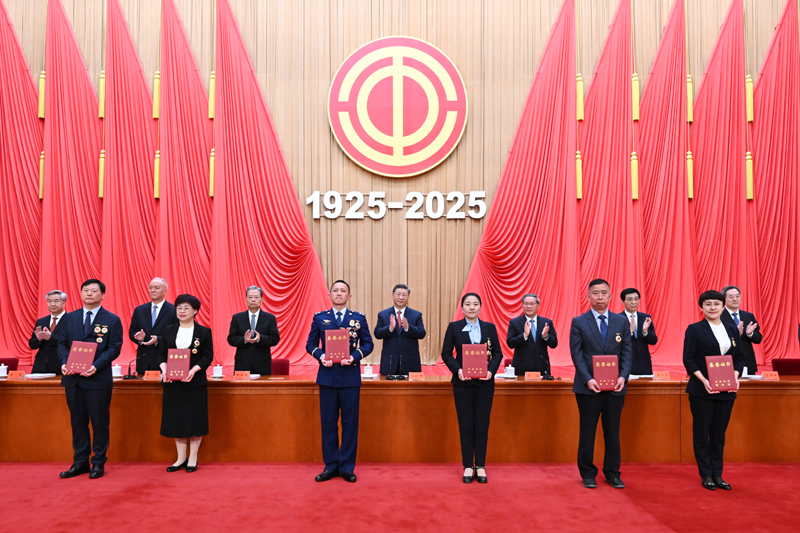 庆祝中华全国总工会成立100周年暨全国劳动模范和先进工作者表彰大会隆重举行 
习近平发表重要讲话「相关图片」